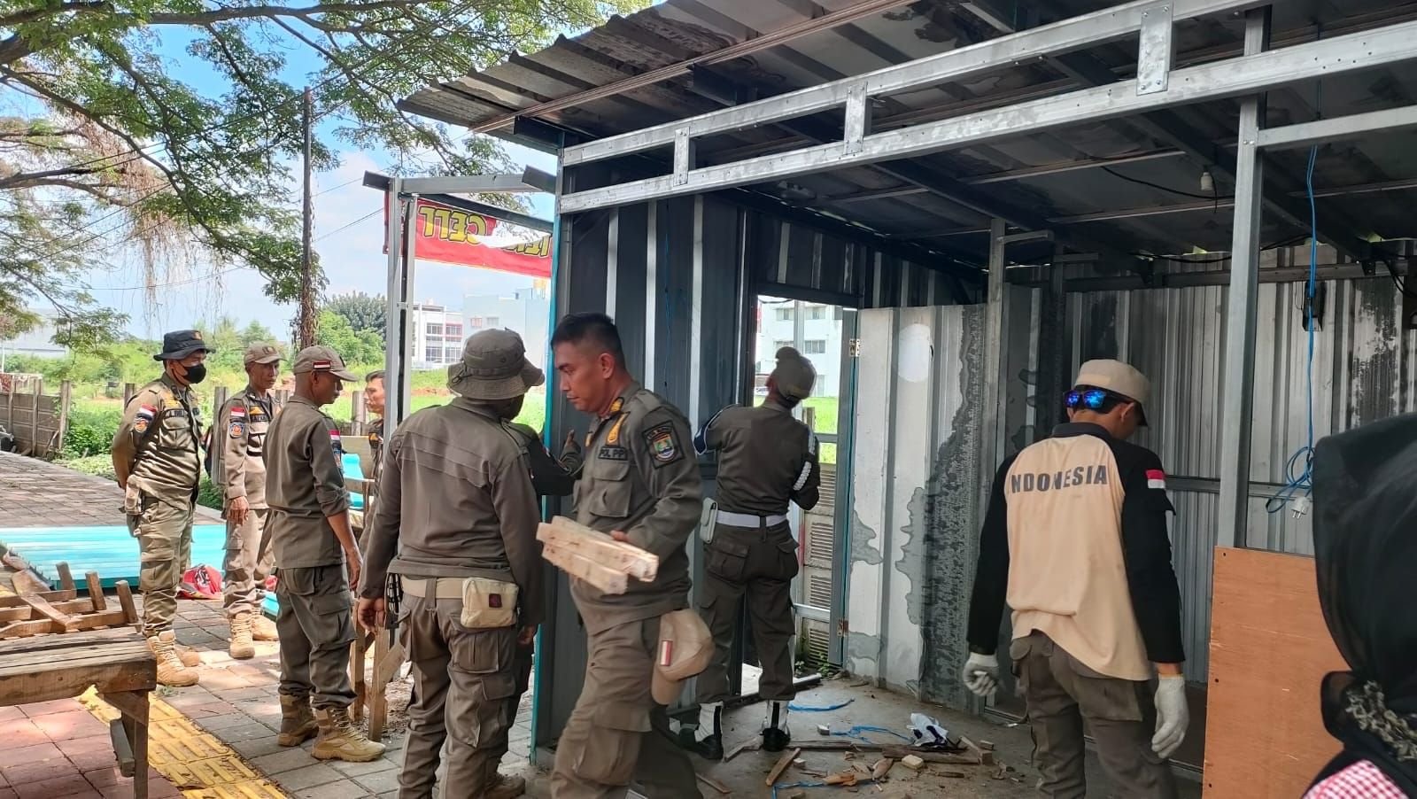 Satpol PP Cilegon Kembali Bongkar Bangunan Liar di JLS, 23 Bangli Dihancurkan 1 Satpol PP Cilegon Kembali Bongkar Bangunan Liar di JLS, 23 Bangli Dihancurkan