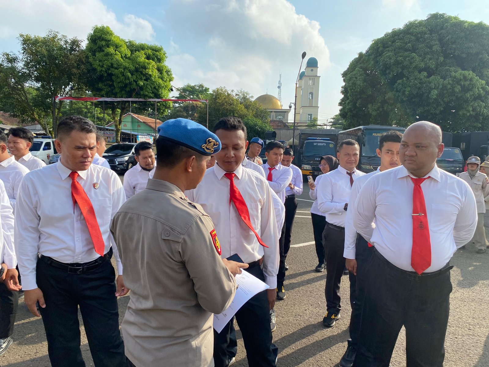 Cegah Penggunaan Michat dan Judi Online, Propam Periksa Hp Anggota Polres Pandeglang 7 Cegah Penggunaan Michat dan Judi Online, Propam Periksa Hp Anggota Polres Pandeglang