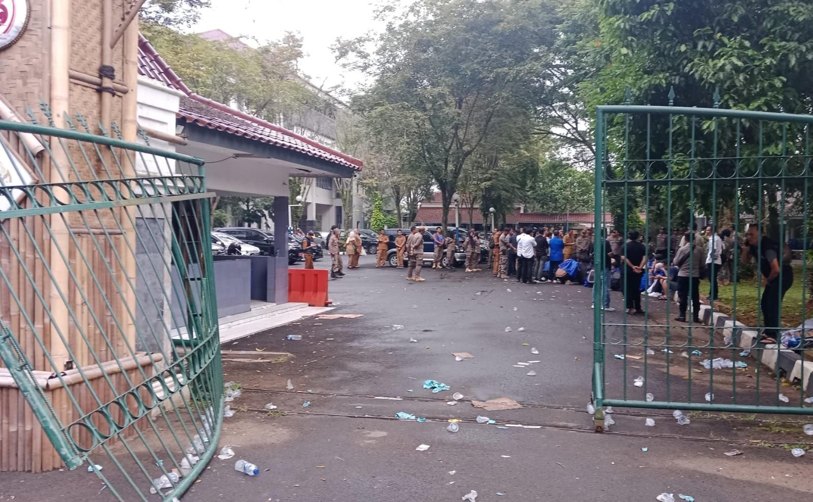 Demo Mahasiswa di Lebak Ricuh, 2 Anggota Satpol PP Terluka hingga Gerbang Pemkab Dejol 5 Demo Mahasiswa di Lebak Ricuh, 2 Anggota Satpol PP Terluka hingga Gerbang Pemkab Dejol