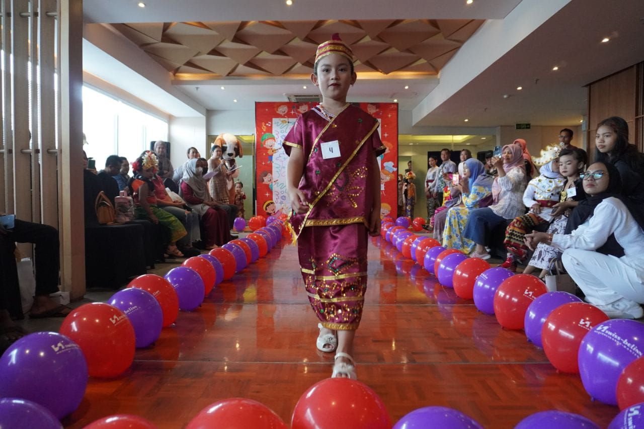 Teladani Perjuangan RA Kartini Melalui Fashion Show Busana Nusantara di Swiss-Belinn Hotel Cikande