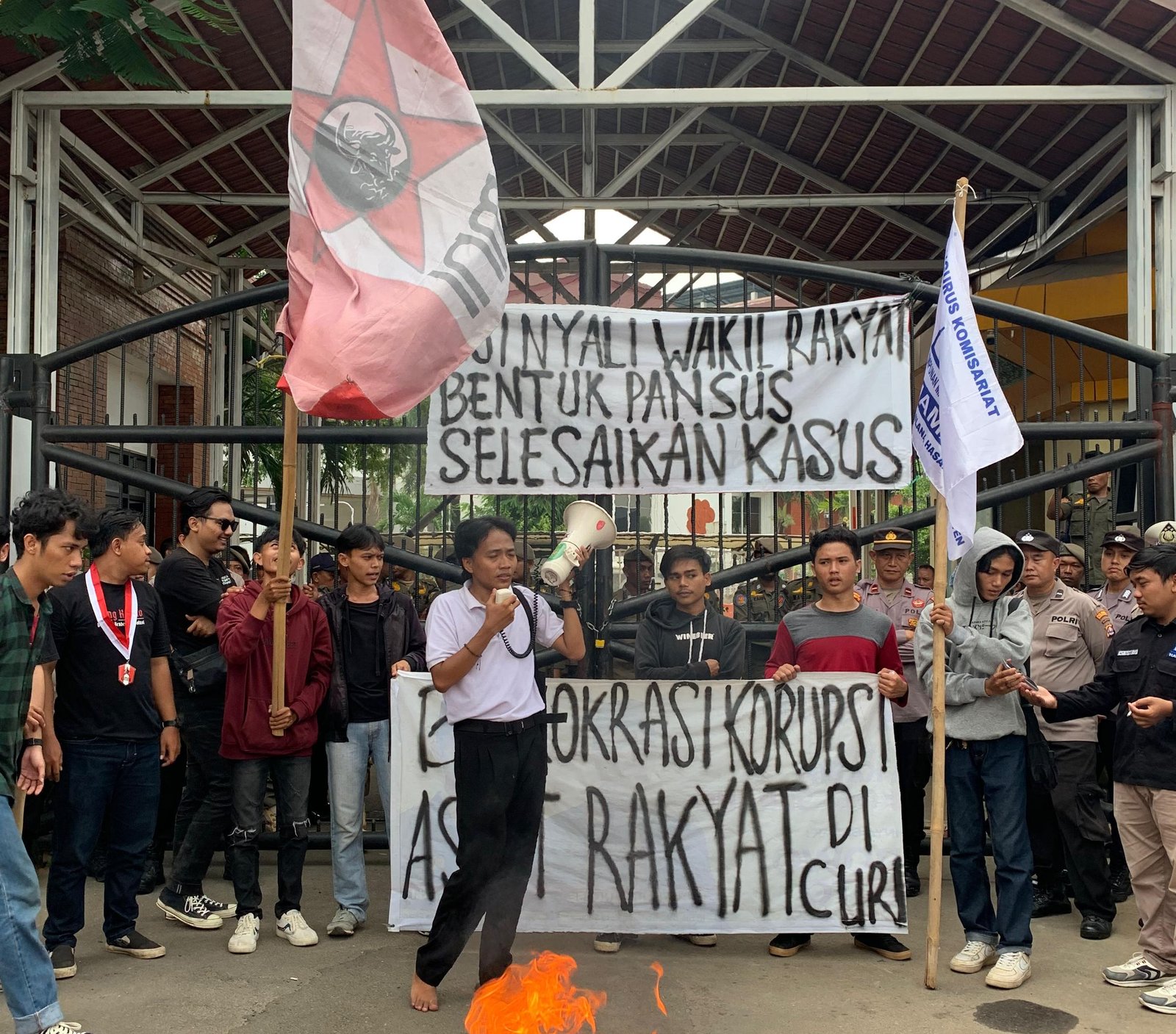 Mahasiswa Gelar Aksi di Depan DPRD Banten, Tuntut Kasus Situ Ranca Gede Dilanjutkan 1 Mahasiswa Gelar Aksi di Depan DPRD Banten, Tuntut Kasus Situ Ranca Gede Dilanjutkan