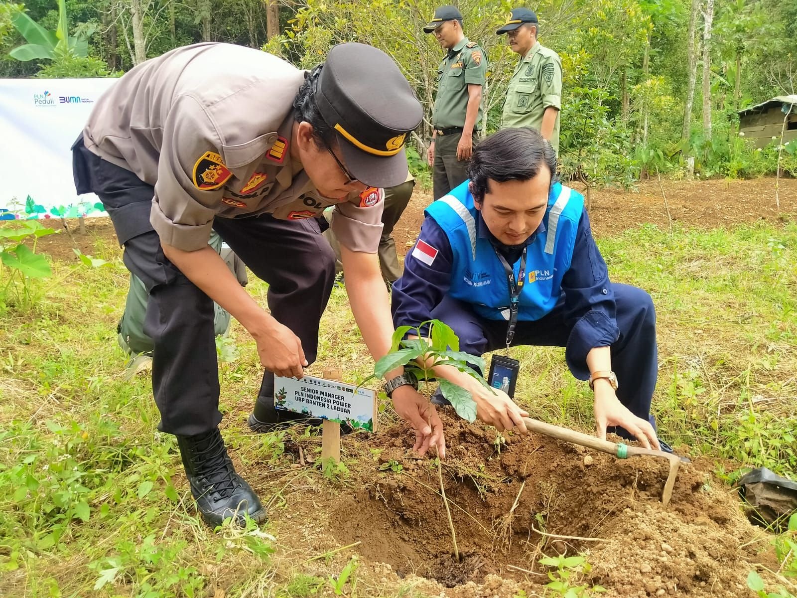Peringati Hari Bumi 2024, PLTU Banten 2 Labuan Gandeng Eks Napiter dan Tanam 300 Pohon Kopi di Gunung Karang