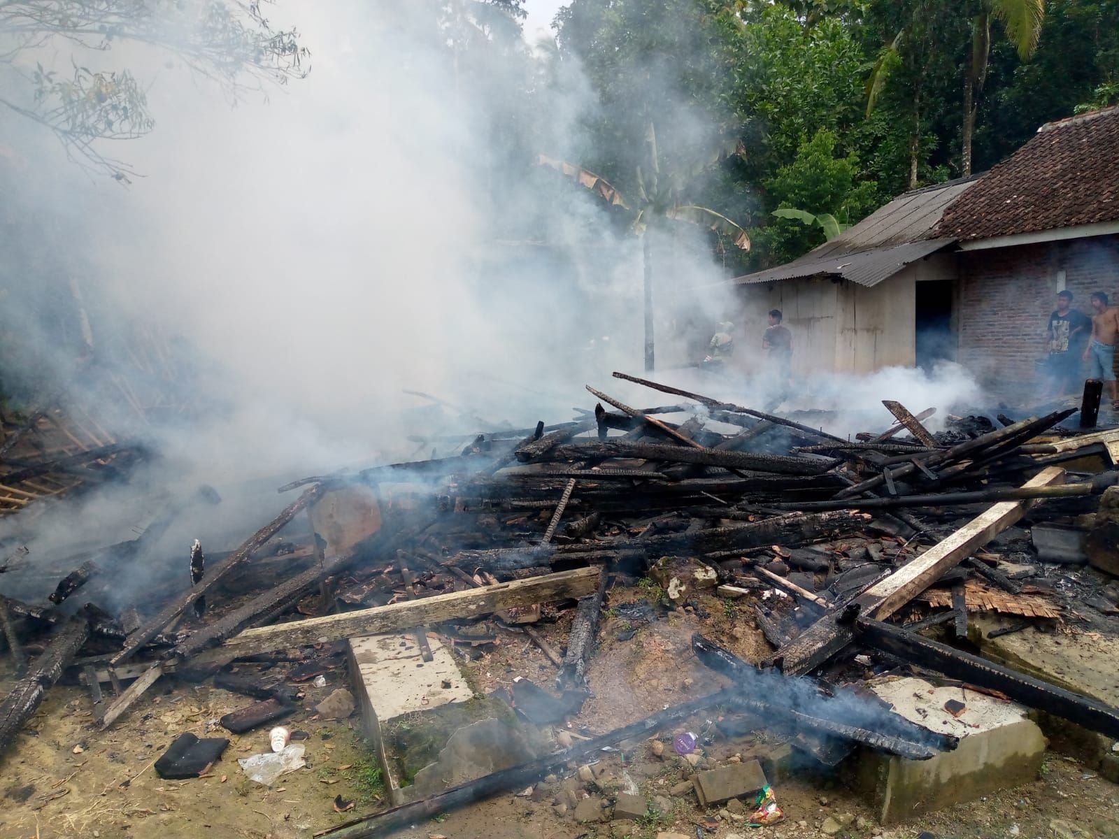 Ditinggal ke Sawah, Rumah Warga Angsana Pandeglang Ludes Terbakar