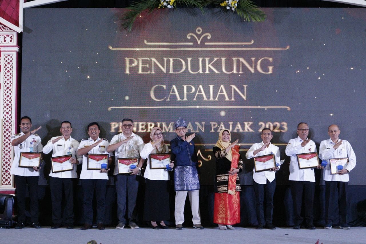 Taat Bayar Pajak, Tukang Bakso Dapat Apresiasi dari KPP Pratama Pondok Aren 1 Taat Bayar Pajak, Tukang Bakso Dapat Apresiasi dari KPP Pratama Pondok Aren