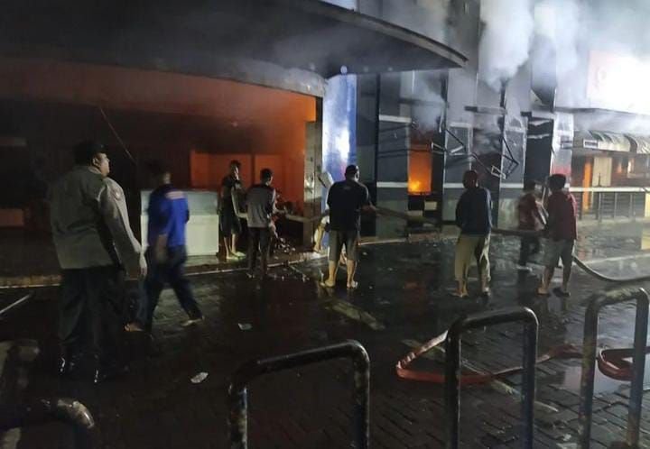 Toko di Rabinza Rangkasbitung Kebakaran, Kerugian Capai Ratusan Juta 1 Toko di Rabinza Rangkasbitung Kebakaran, Kerugian Capai Ratusan Juta