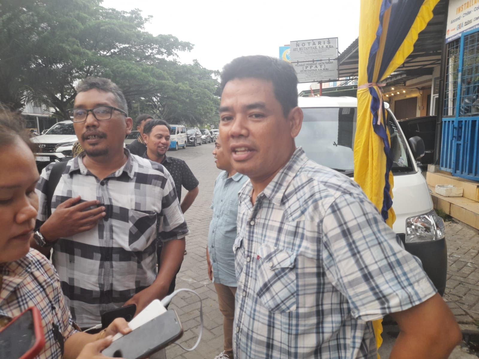 Tak Mau Kalah dengan Isro, Robinsar Akan Kembalikan Formulir Penjaringan Nasdem Bakal Bawa Puluhan Elite Golkar 1 Tak Mau Kalah dengan Isro, Robinsar Akan Kembalikan Formulir Penjaringan Nasdem Bakal Bawa Puluhan Elite Golkar