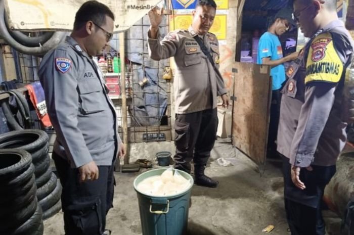 Tukang Tambal Ban di Ciruas Nyambi Jual Tuak, Polsek Amankan 2 Ember dan 1 Jerigen 1 Tukang Tambal Ban di Ciruas Nyambi Jual Tuak, Polsek Amankan 2 Ember dan 1 Jerigen