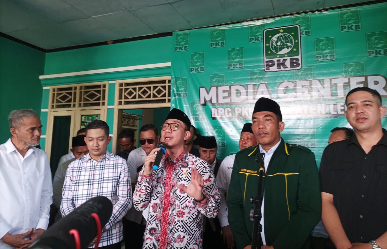 Hasbi Jayabaya Sudah Kantongi Surat Tugas Maju di Pilkada dari Golkar 1 Hasbi Jayabaya Sudah Kantongi Surat Tugas Maju di Pilkada dari Golkar