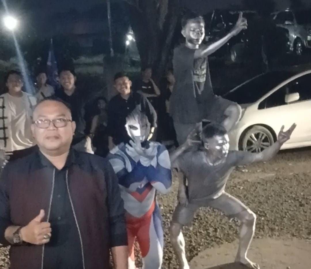AGAK LAEN! Fadli Kristiandi Daftar ke DPC Partai Demokrat Kota Cilegon Bawa Manusia Silver 3 AGAK LAEN! Fadli Kristiandi Daftar ke DPC Partai Demokrat Kota Cilegon Bawa Manusia Silver