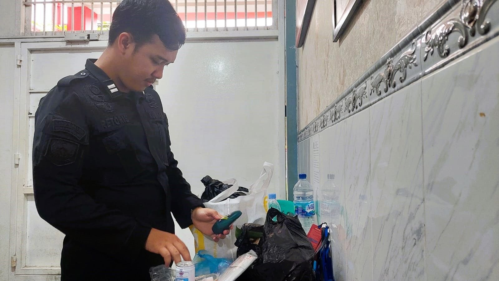 Rutan Kelas IIB Pandeglang Nyaris Kecolongan, Perempuan Hendak Selundupkan Handphone ke Dalam Sel 3 Rutan Kelas IIB Pandeglang Nyaris Kecolongan, Perempuan Hendak Selundupkan Handphone ke Dalam Sel