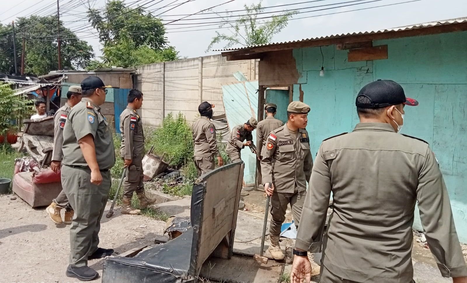 Satpol PP Kabupaten Serang Bongkar Paksa Bangunan Liar di Kragilan, Warga Khawatir Dijadikan Warem