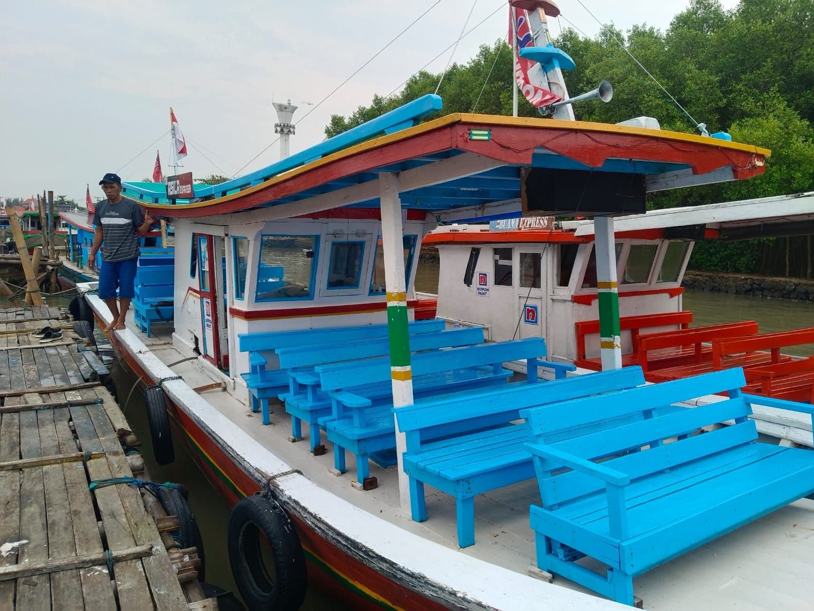 Perahu Warna-warni Jadi Destinasi Wisata Bahari yang Wajib Dikunjungi di Pelabuhan Karangantu