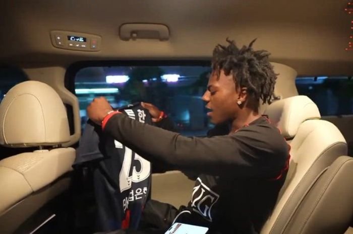 Mendunia! IshowSpeed dapat Jersey Pratama Arhan dari Orang Indonesia ketika Berkunjung ke Korea Selatan