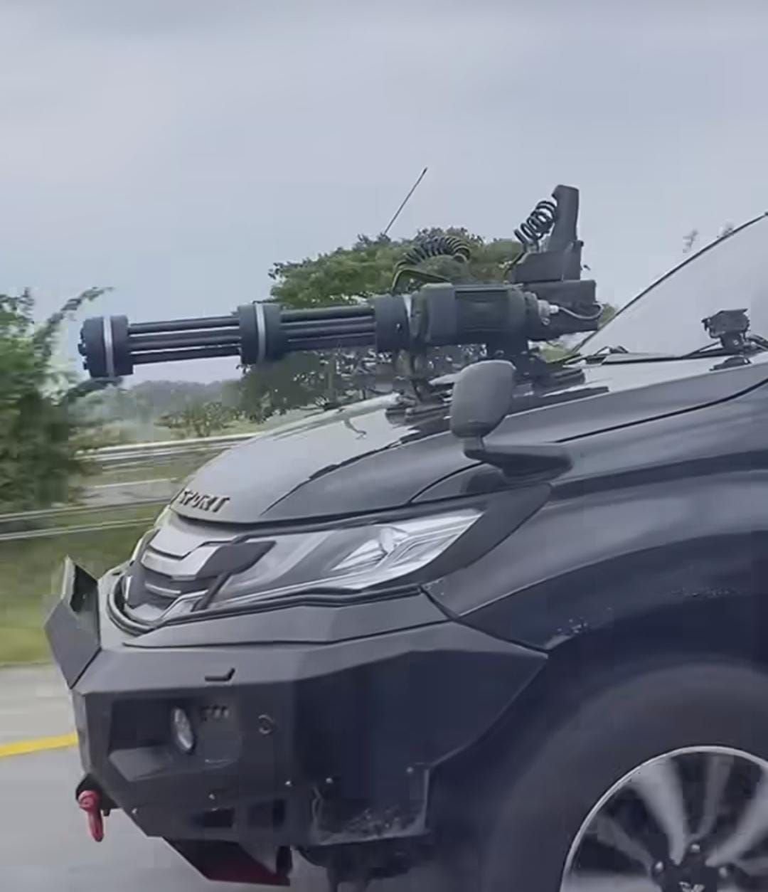 Viral Mobil Pajero Pasang Benda Mirip Senapan Mesin, Ternyata Pemiliknya Orang Banten 3 Viral Mobil Pajero Pasang Benda Mirip Senapan Mesin, Ternyata Pemiliknya Orang Banten