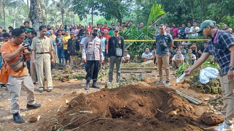 Kronologi Penemuan Makam Mahasiswi di Purbalingga yang Dibongkar, Polisi Masih Selidiki Pelaku 2 Kronologi Penemuan Makam Mahasiswi di Purbalingga yang Dibongkar, Polisi Masih Selidiki Pelaku