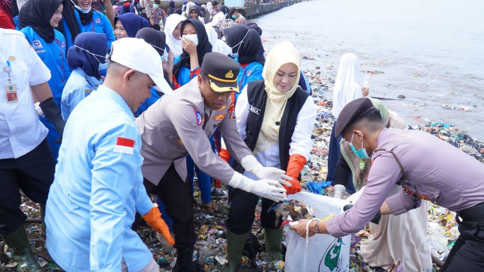 Pantai Teluk Dipenuhi Sampah, Pemda Pandeglang Bakal Pasang Kamera CCTV