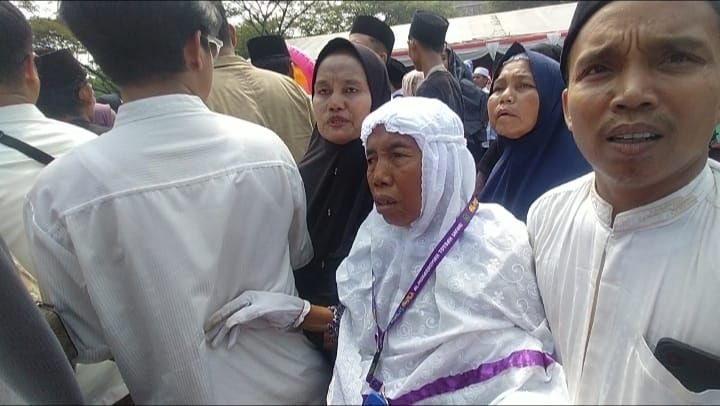 Diduga Kelelahan, Seorang Jamaah Haji Kota Serang Pingsan