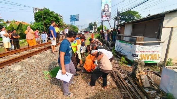 Melamun Saat Menyeberang Rel, Penjual Kopi di Kota Serang Tewas Tertabrak Kereta Api 1 Melamun Saat Menyeberang Rel, Penjual Kopi di Kota Serang Tewas Tertabrak Kereta Api