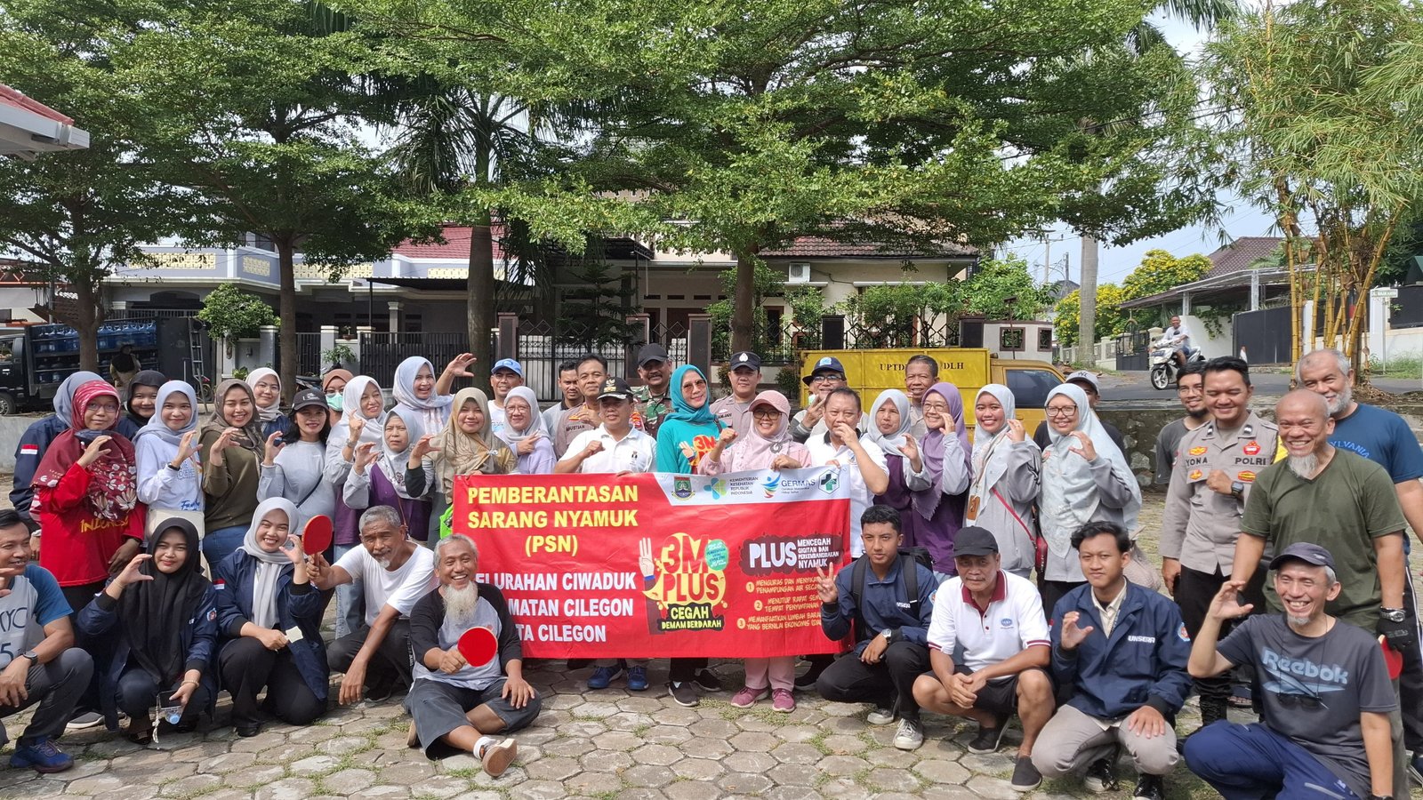 Berantas Sarang Nyamuk, Kelurahan Ciwaduk Bersih-bersih Lingkungan Bareng Warga Cegah DBD 6 Berantas Sarang Nyamuk, Kelurahan Ciwaduk Bersih-bersih Lingkungan Bareng Warga Cegah DBD
