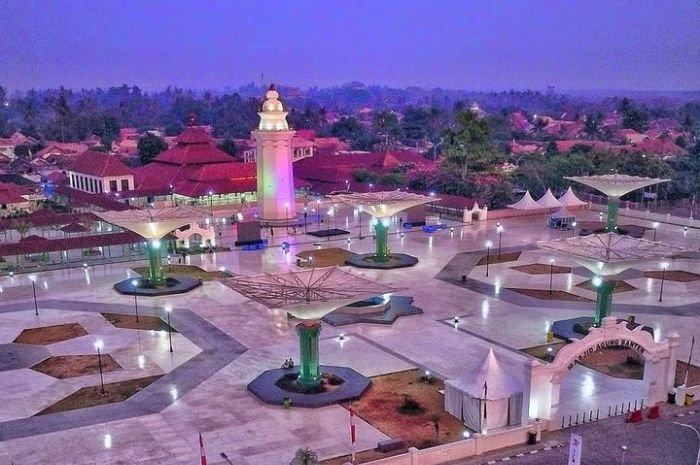 Sejarah Masjid Agung Banten : Simbol Kebesaran Islam yang Dibangun oleh Tiga Arsitek Lintas Benua 2 Sejarah Masjid Agung Banten : Simbol Kebesaran Islam yang Dibangun oleh Tiga Arsitek Lintas Benua