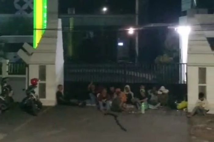 Sudah Nongkrong Sejak Subuh, Warga Rela Antre di Kantor BPJS Ketenagakerjaan Serang Demi Nomor Antrean Awal 2 Sudah Nongkrong Sejak Subuh, Warga Rela Antre di Kantor BPJS Ketenagakerjaan Serang Demi Nomor Antrean Awal