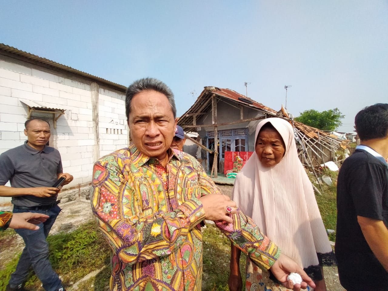 Tinjau Rumah Fi'ah yang Nyaris Ambruk, Penjabat Walikota Serang Yedi Rahmat Sentil Lurah Sawah Luhur 8 Tinjau Rumah Fi'ah yang Nyaris Ambruk, Penjabat Walikota Serang Yedi Rahmat Sentil Lurah Sawah Luhur