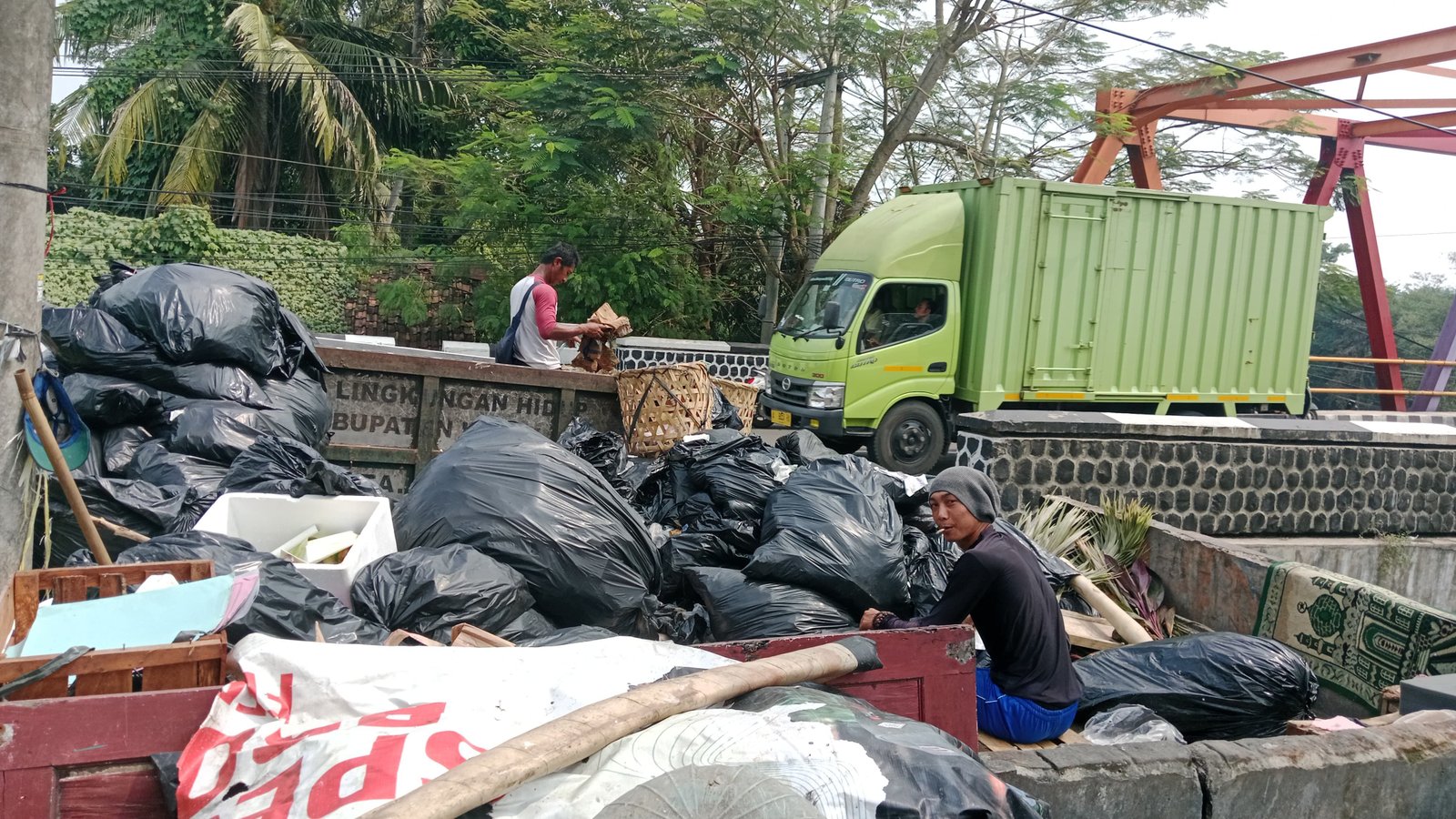 Masyarakat Hasilkan Sampah 130 Ton Perhari, Pegawai DLH Lebak Ngaku Kewalahan