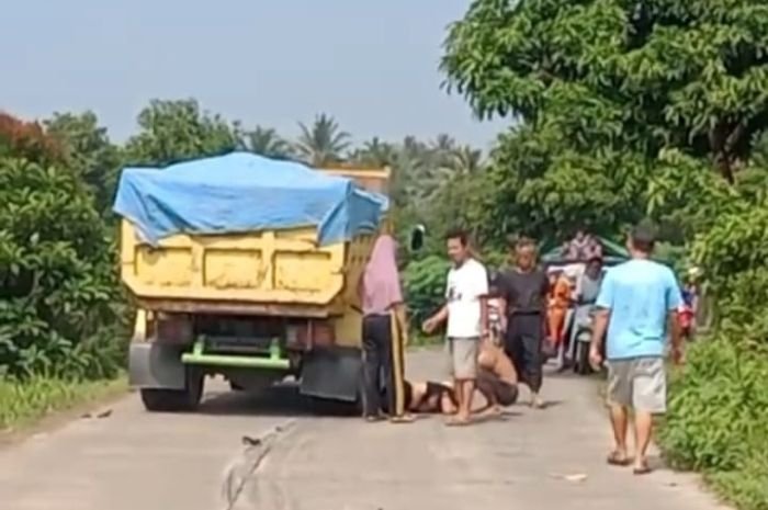 Kendarai Motor Sambil Pegang Handphone, Remaja di Mancak Masuk Kolong Truk dan Meninggal Dunia