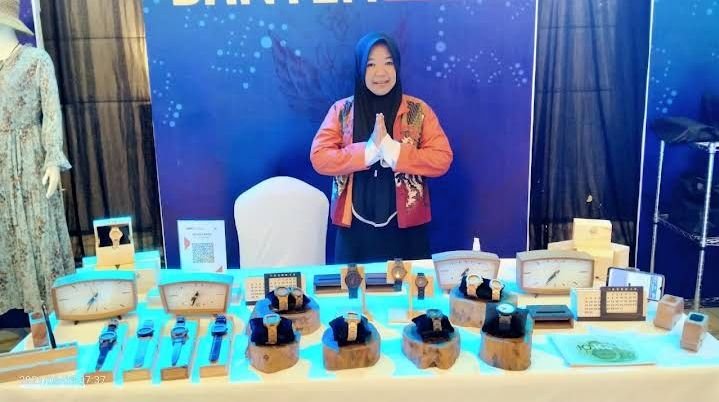 KEREN! Jam Tangan Kayu Buatan UMKM Pandeglang Tembus Pasar Global 3 KEREN! Jam Tangan Kayu Buatan UMKM Pandeglang Tembus Pasar Global