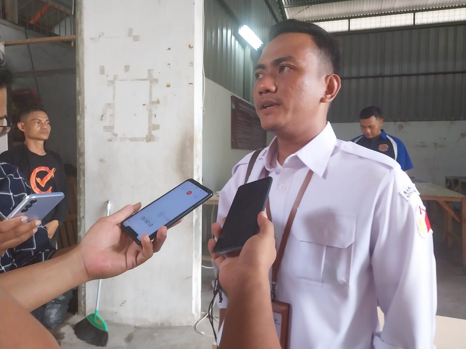 Bawaslu Cilegon Tegaskan Perekrutan Ad Hoc Penyelenggara Transparan Sesuai Aturan, Tak Ada Laporan Soal Isu Transaksional 8 Bawaslu Cilegon Tegaskan Perekrutan Ad Hoc Penyelenggara Transparan Sesuai Aturan, Tak Ada Laporan Soal Isu Transaksional