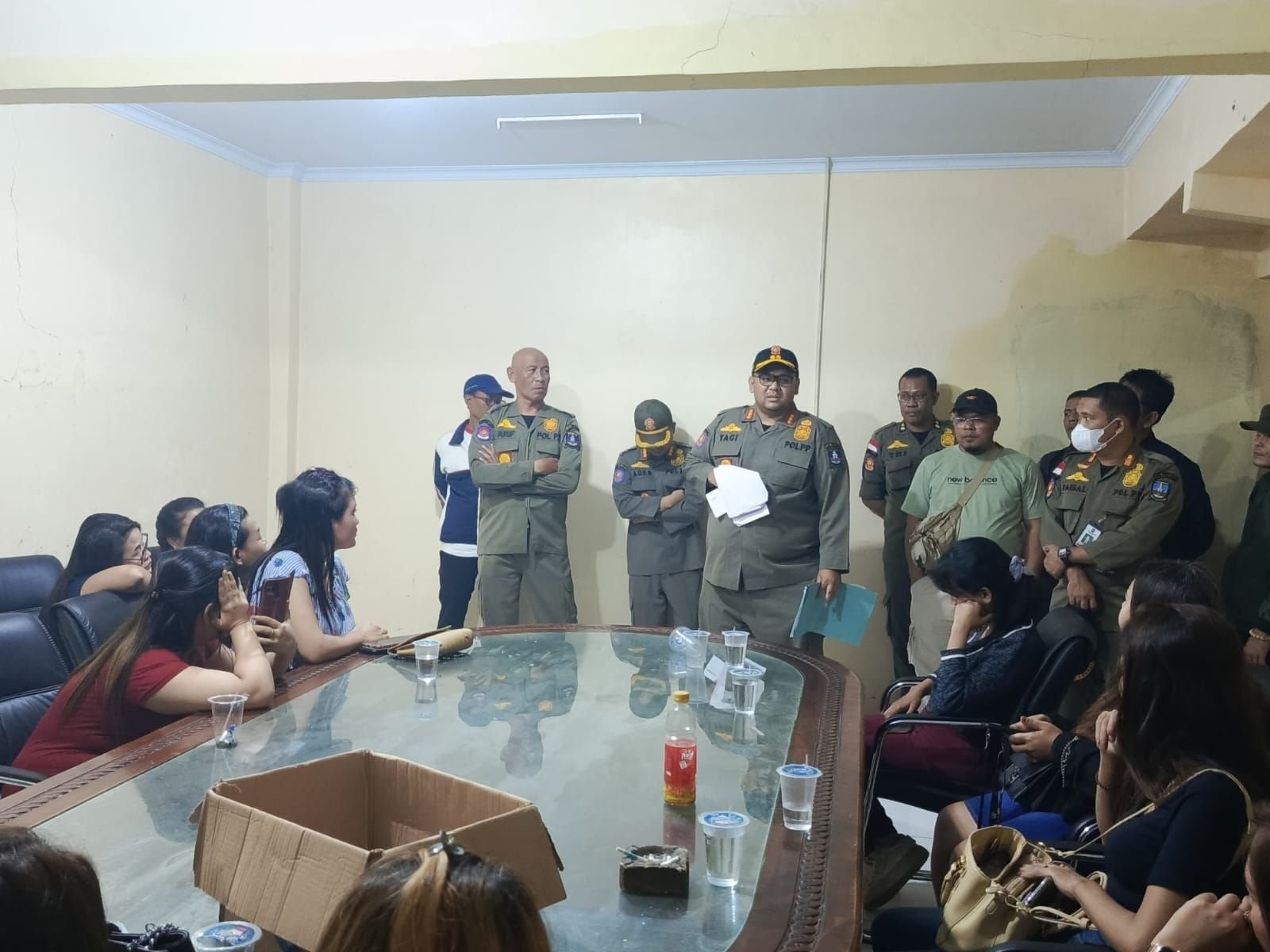 Anggota Satpol PP Kabupaten Serang Temukan Perempuan Dibawah Umur di Warem JLS 3 Anggota Satpol PP Kabupaten Serang Temukan Perempuan Dibawah Umur di Warem JLS