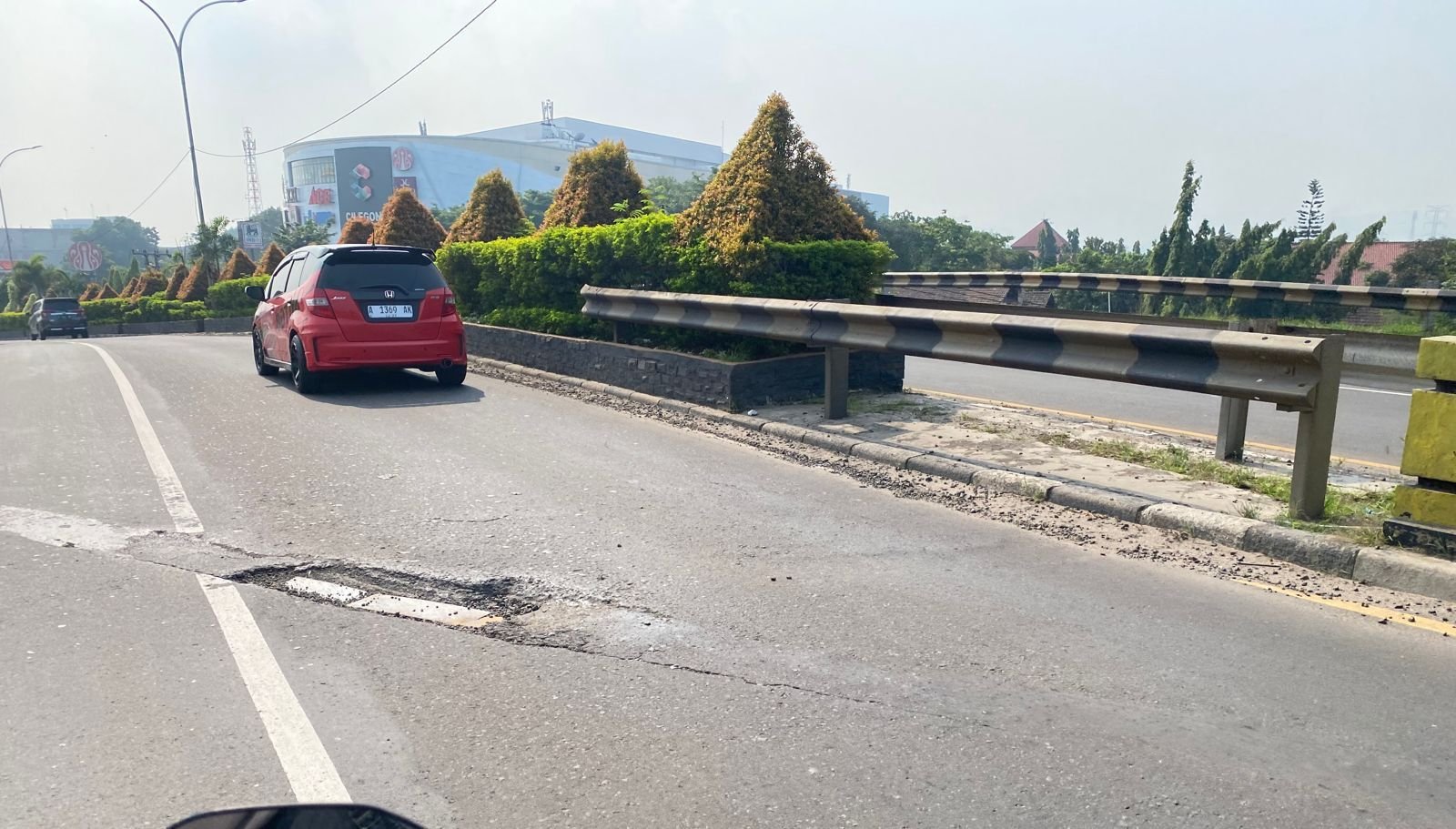 Jalan Nasional di Kota Cilegon Mulai Berlubang, Pengendara Sepeda Motor Nyaris Tergelincir 4 Jalan Nasional di Kota Cilegon Mulai Berlubang, Pengendara Sepeda Motor Nyaris Tergelincir