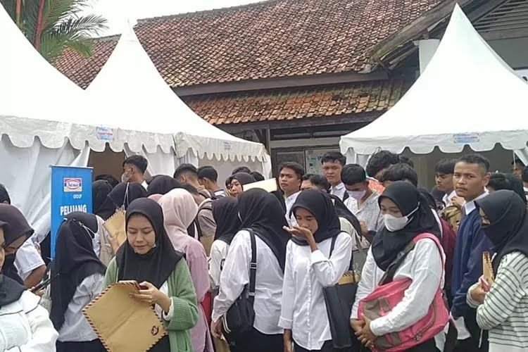Dari 5.000 Pelamar di Job Fair Pandeglang 2024, Baru 47 Orang yang Dipanggil ke Tahap Berikutnya 1 Dari 5.000 Pelamar di Job Fair Pandeglang 2024, Baru 47 Orang yang Dipanggil ke Tahap Berikutnya