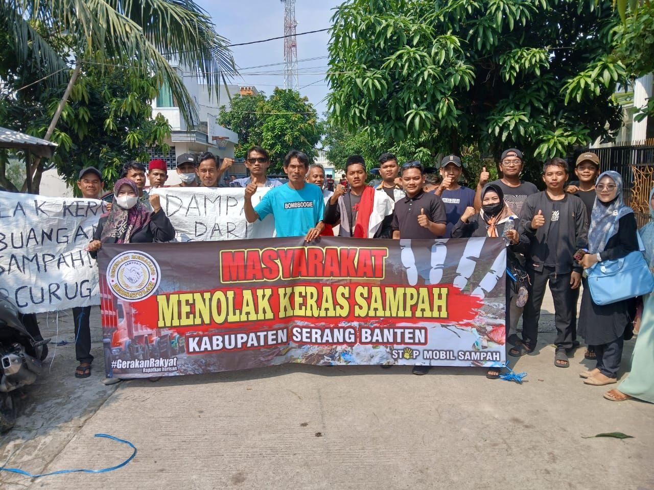 Warga Kragilan Kabupaten Serang Gelar Aksi Longmarch, Tolak Wilayahnya Jadi Tempat Pembuangan Sampah 1 Warga Kragilan Kabupaten Serang Gelar Aksi Longmarch, Tolak Wilayahnya Jadi Tempat Pembuangan Sampah