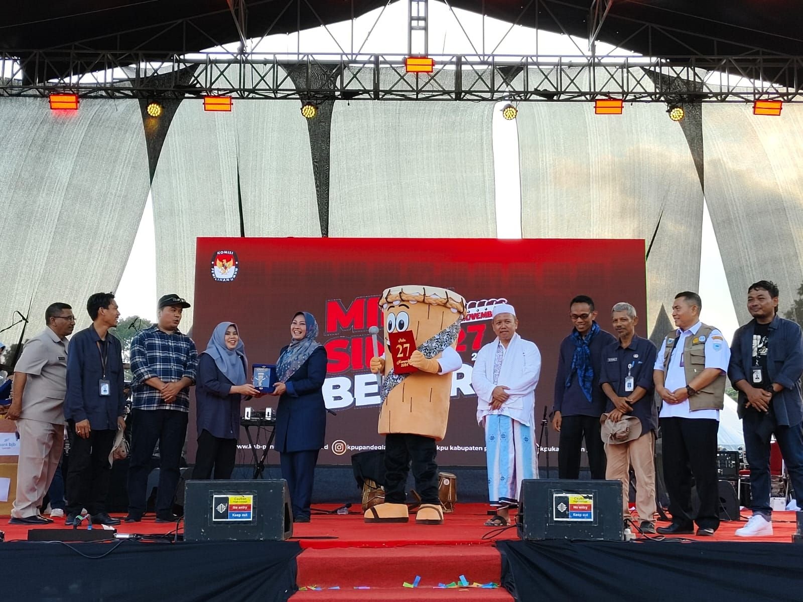 Maskot dan Jingle Pemilihan Bupati Pandeglang di Pilkada 2024 Diluncurkan di Stadion Badak 1 Maskot dan Jingle Pemilihan Bupati Pandeglang di Pilkada 2024 Diluncurkan di Stadion Badak
