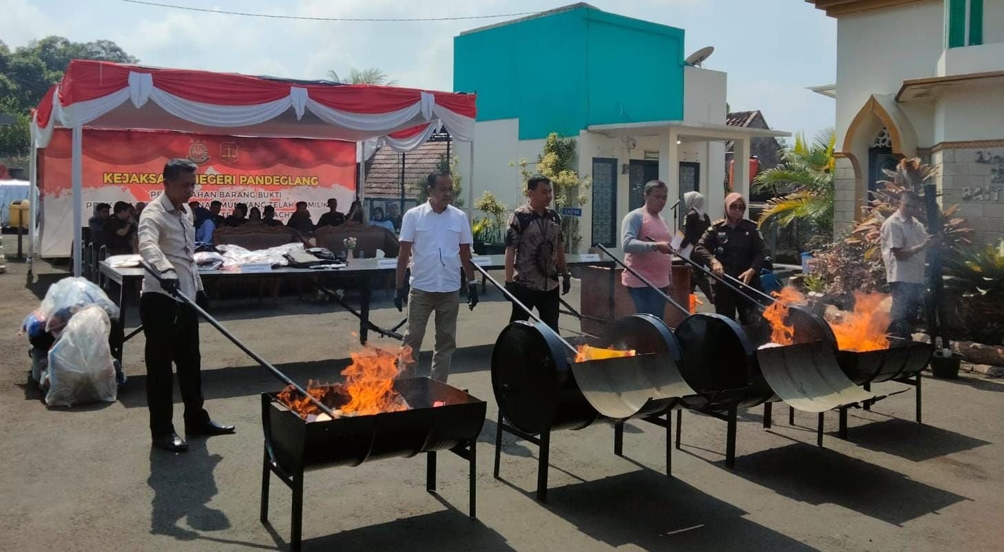 Kejari Pandeglang Musnahkan Barang Bukti dari 41 Perkara Pidum 6 Kejari Pandeglang Musnahkan Barang Bukti dari 41 Perkara Pidum