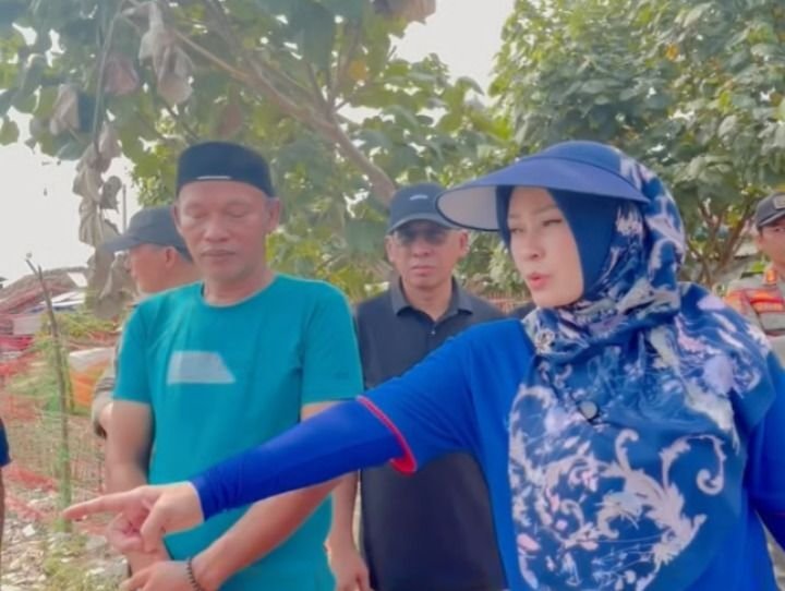 Perhari Capai 16 Ton, Bupati Pandeglang Ngaku Kewalahan Bersihkan Sampah di Pantai Teluk