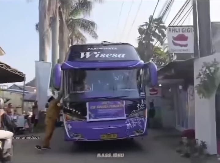 Diduga Mengganggu Murid, Guru Hadang dan Pukul Bus Telolet