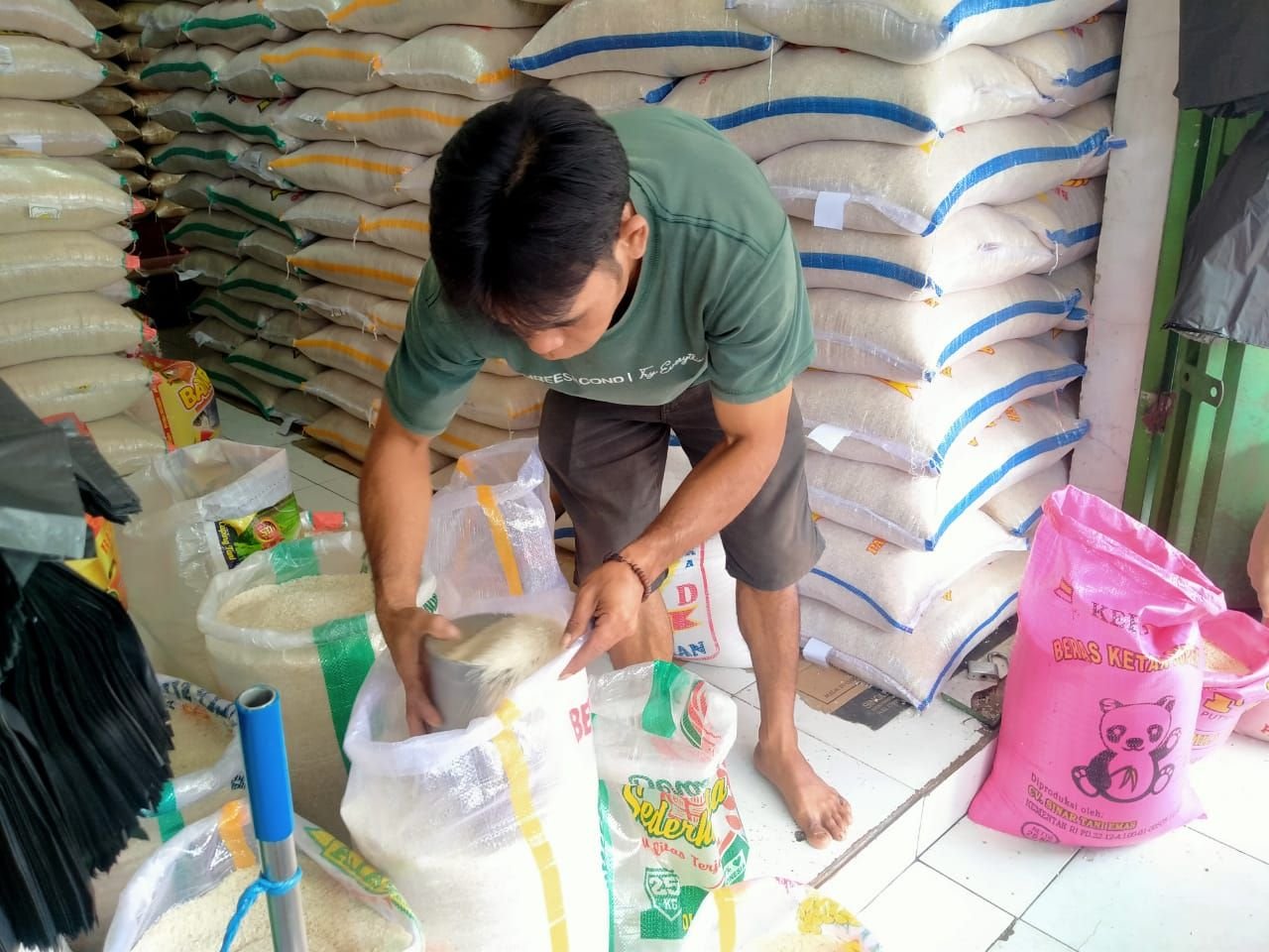 Harga Beras di Pandeglang Bikin Jantungan, Pembeli Mengamuk: Nanti Apalagi yang Naik!