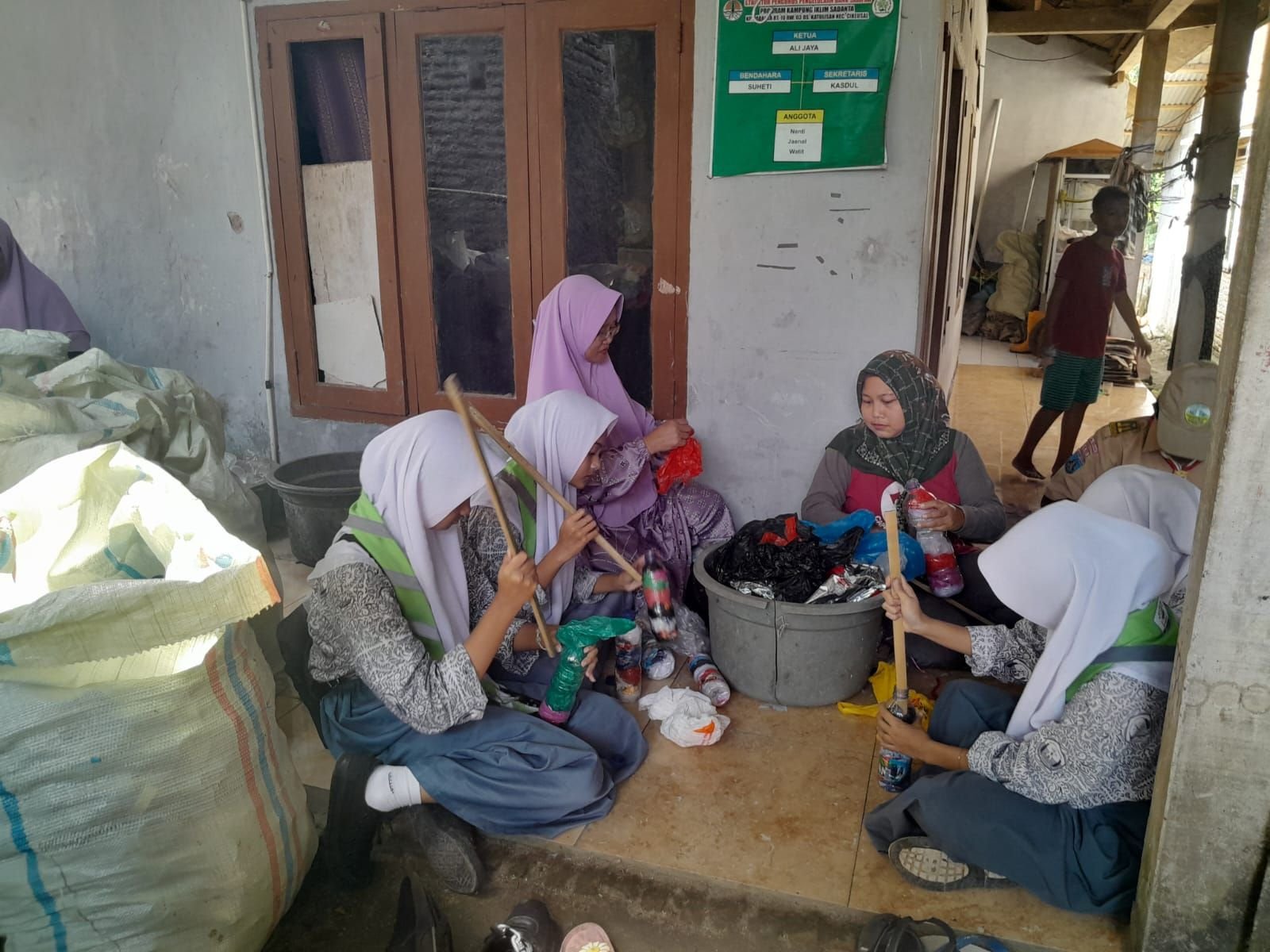 Kreatif dan Inovatif, Warga Cikeusal Kabupaten Serang Manfaatkan Sampah Jadi Eco Brick