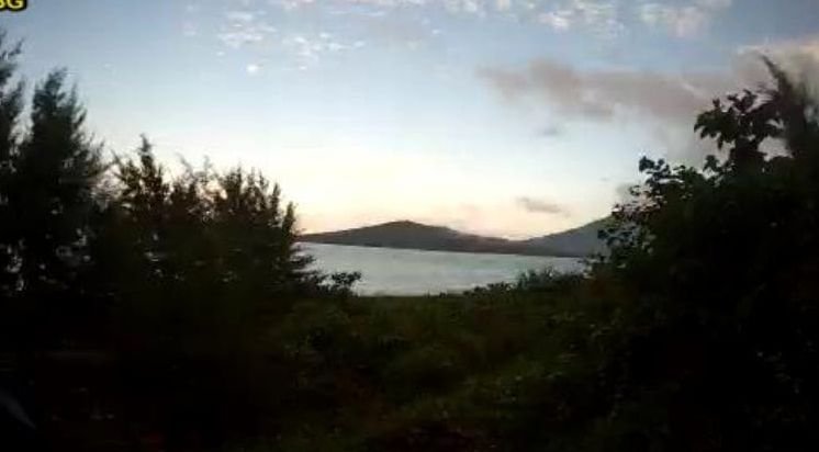 Keluarkan Asap Putih, Gunung Anak Krakatau Alami Kegempaan Tektonik