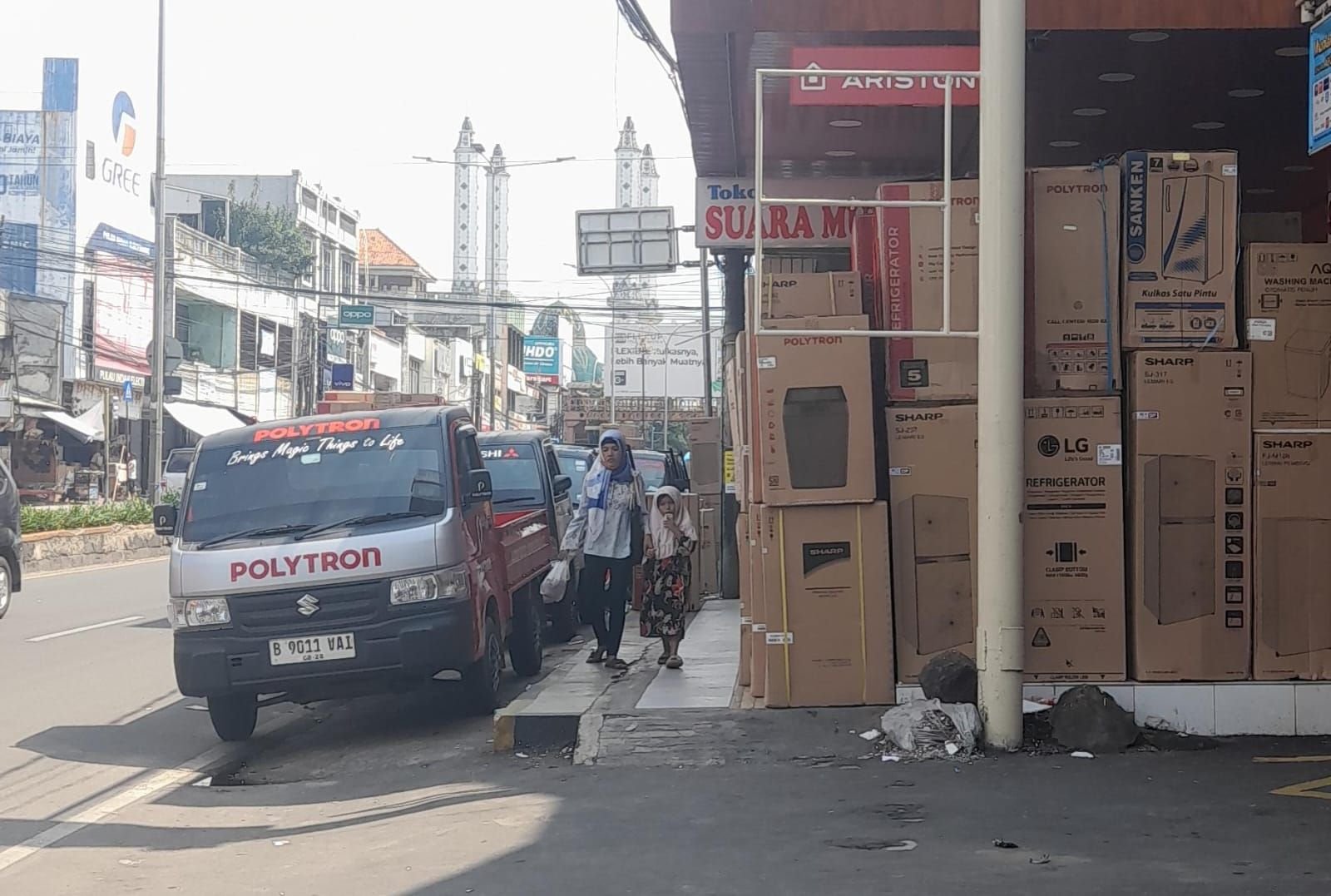 Keramik Trotoar di Kota Cilegon Rusak, Barang Milik Toko Elektronik Jadi Biang Kerok