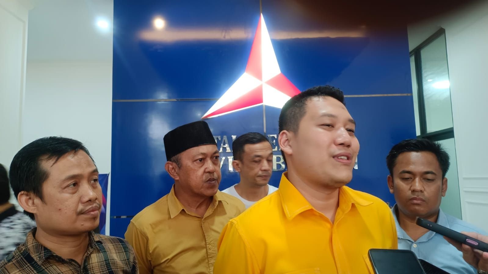 Robinsar Jadi Calon Walikota Cilegon Pertama yang Dapatkan Surat Tugas dari Partai Demokrat Banten