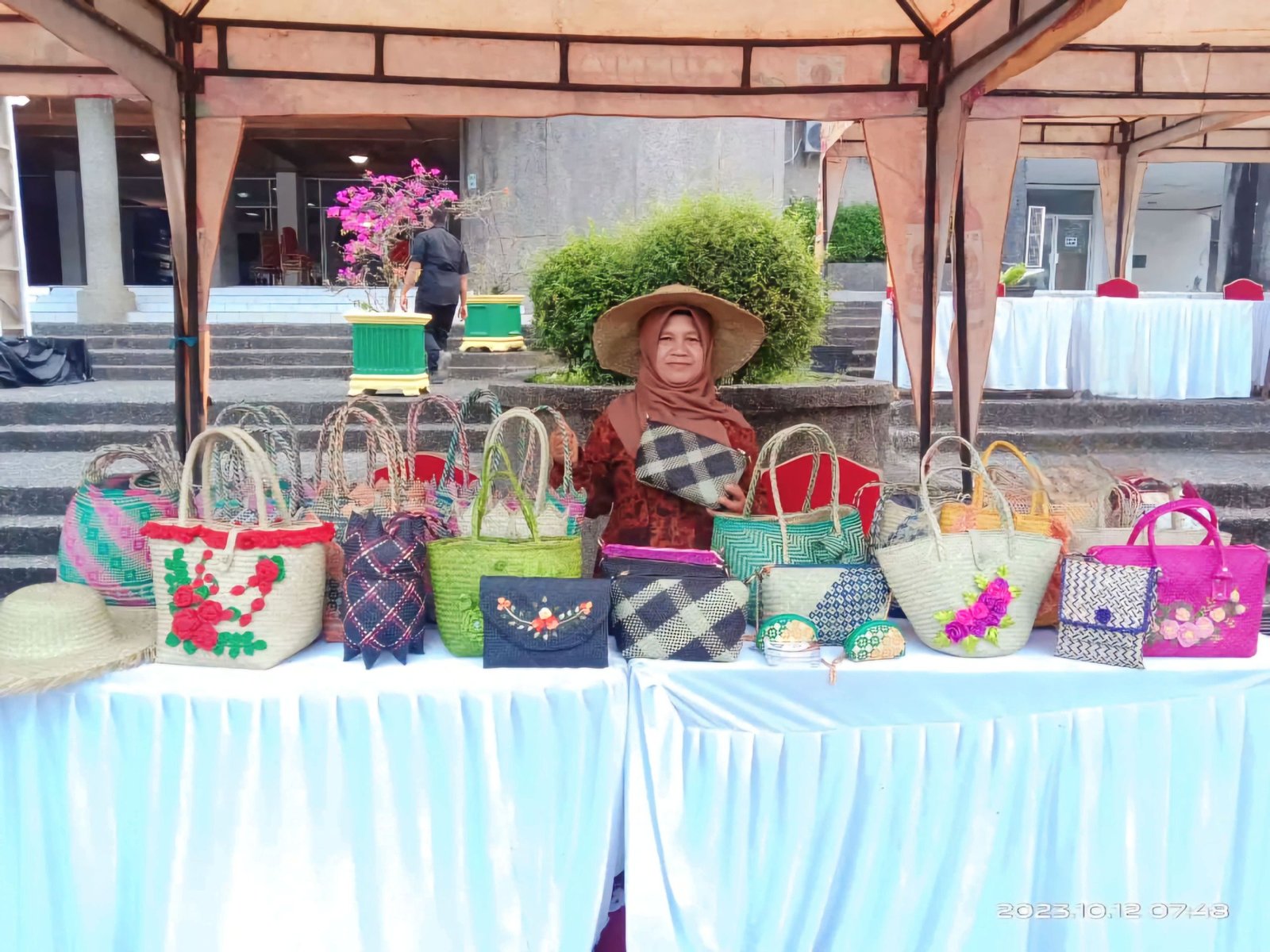 Perajin Anyaman Mansiang Rasakan Manfaat Program PNM Mekaar