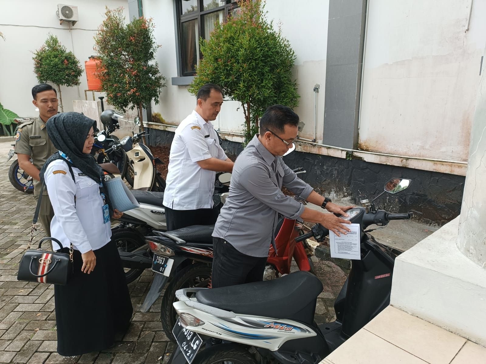 Kejar Target, Samsat Pandeglang Sampai-sampai Datangi Parkiran Pemkab Pandeglang Cari Kendaraan Nunggak Pajak 2 Kejar Target, Samsat Pandeglang Sampai-sampai Datangi Parkiran Pemkab Pandeglang Cari Kendaraan Nunggak Pajak