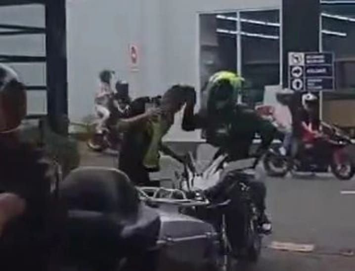 Tak Terima Ditegur Gegara Geber Motor, Pengendara Motor Sport di Surabaya Main Tangan ke Satpam 4 Tak Terima Ditegur Gegara Geber Motor, Pengendara Motor Sport di Surabaya Main Tangan ke Satpam
