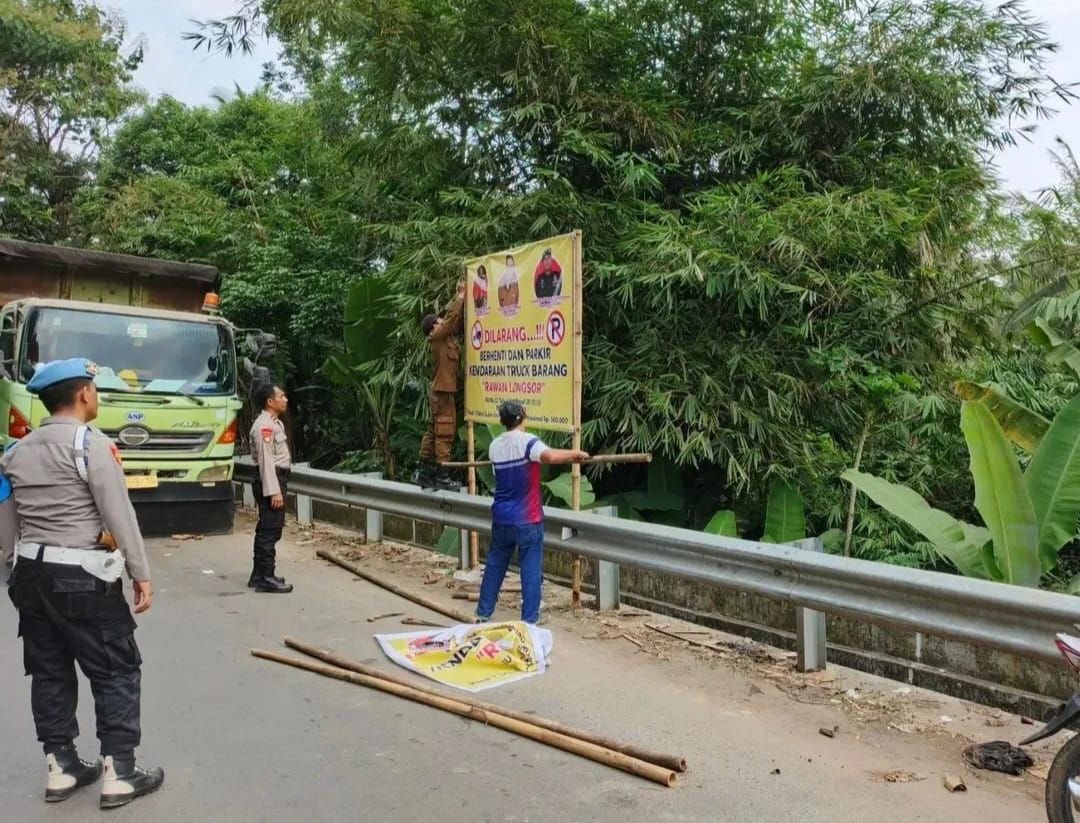 Rawan Longsor, Truk Dilarang Parkir di Jalan Saketi