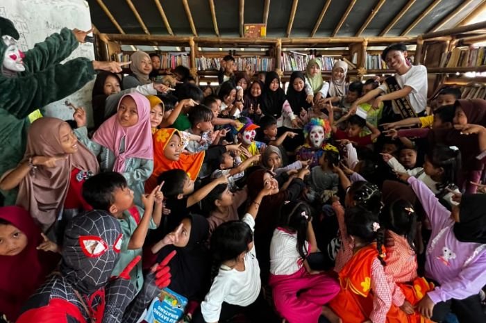 TBM Bale Baca Cijayanti Gelar Sabtu Ceria Bersama Komunitas Fino Badut 10 TBM Bale Baca Cijayanti Gelar Sabtu Ceria Bersama Komunitas Fino Badut