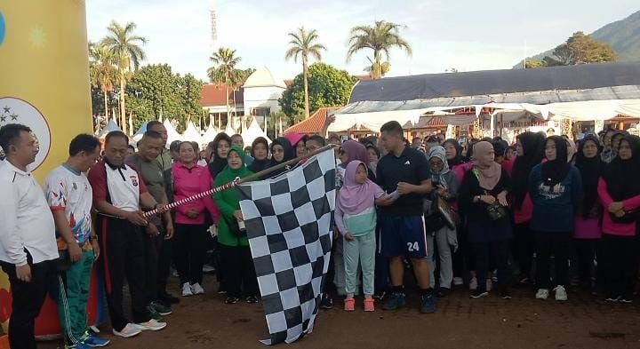 Ratusan Warga Pandeglang Meriahkan Jalan Santai HUT Bhayangkara Ke-78, Booth UMKM Kebanjiran Orderan 1 Ratusan Warga Pandeglang Meriahkan Jalan Santai HUT Bhayangkara Ke-78, Booth UMKM Kebanjiran Orderan