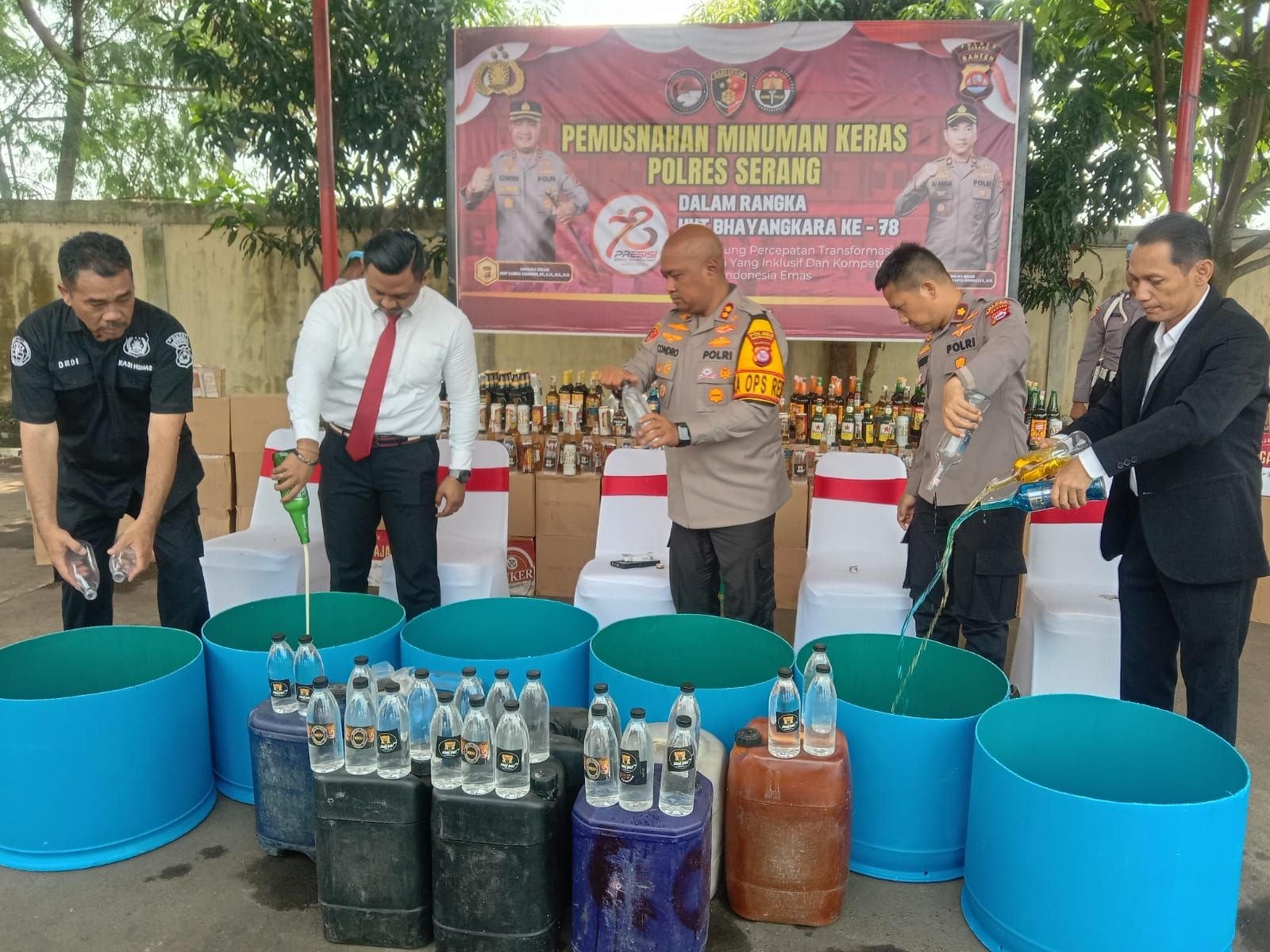 Polres Serang Musnahkan 5 Ribu Botol Miras, Hasil Razia Tahun 2024 10 Polres Serang Musnahkan 5 Ribu Botol Miras, Hasil Razia Tahun 2024